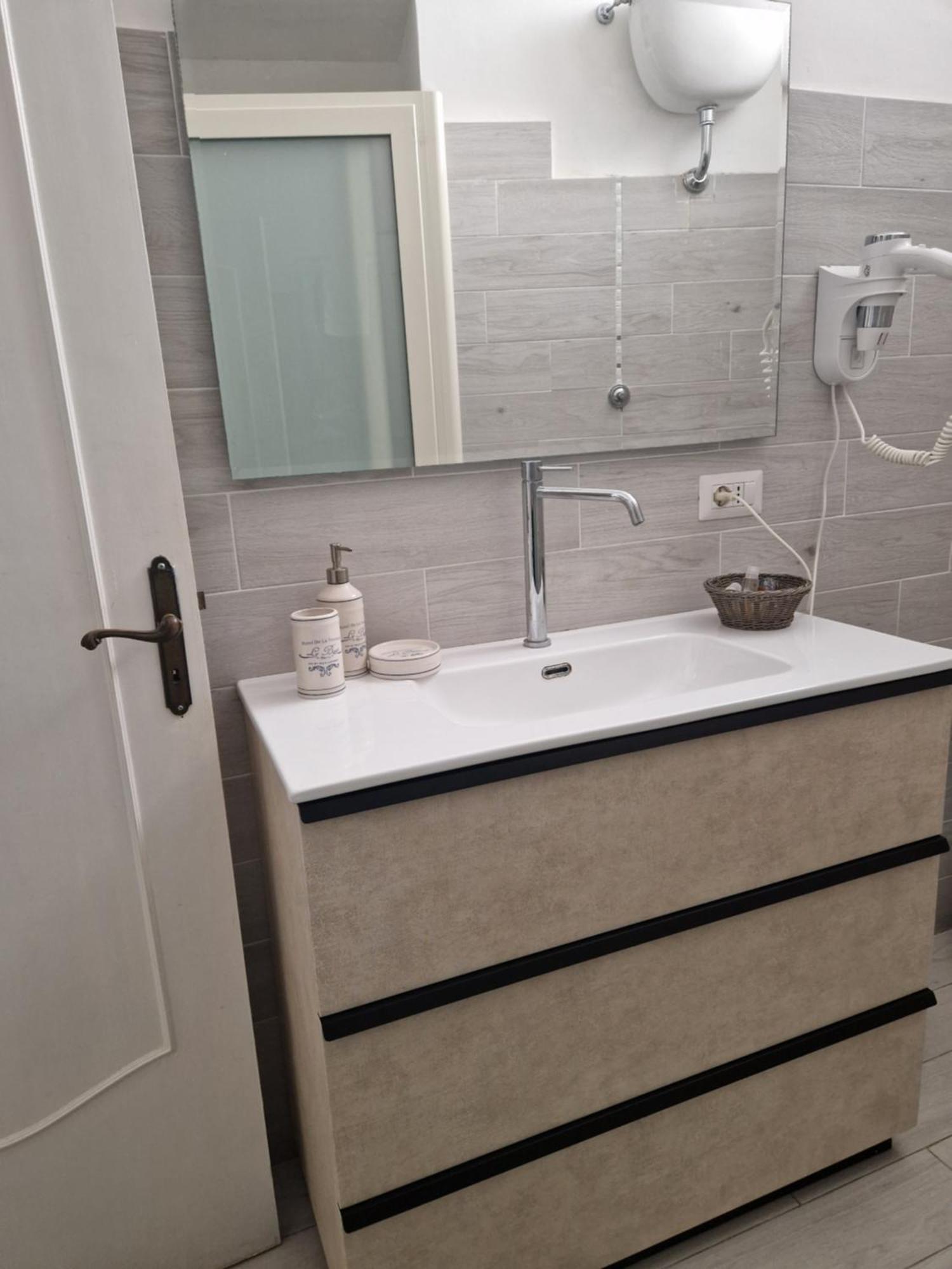 Affittacamere Cecco Rooms ราเวลโล ภายนอก รูปภาพ